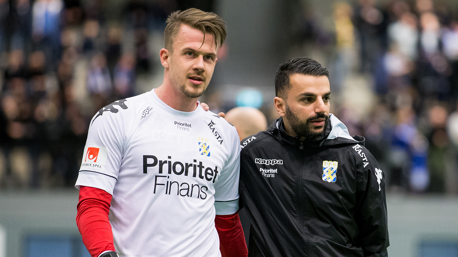 180120 IFK Göteborgs målvakt Erik Dahlin och tränare Poya Asbaghi under en träningsmatch i fotboll mellan IFK Göteborg och Ålborg den 20 januari 2018 i Göteborg.
