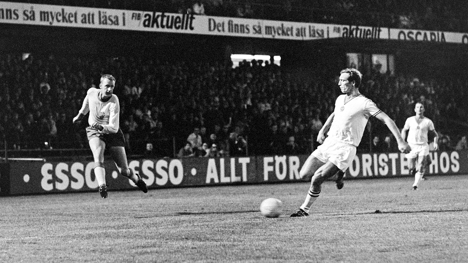 690924 Fotboll, Sverige - Ungern, 2-0: Göran Nicklasson, Sverige med ett inlägg.