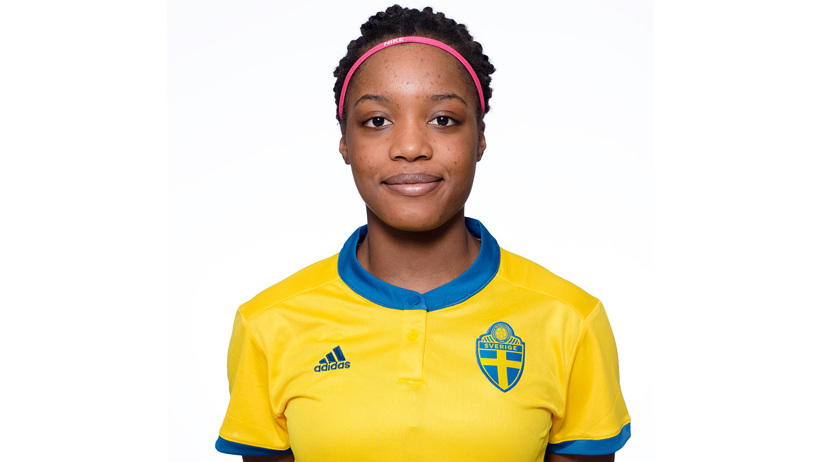 180203 Evelyn Ijeh i F17-landslaget poserar för porträtt den 3 februari 2018 i Stockholm.