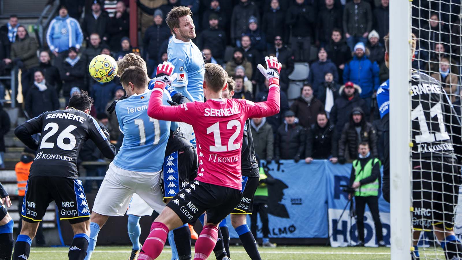 180310 Malmö FFs Lasse Nielsen nickar bollen framför IFK Göteborgs målvakt Pontus Dahlberg under fotbollsmatchen i Svenska Cupen mellan Malmö FF och IFK Göteborg den 10 mars 2018 i Malmö. Foto: Christian Örnberg / BILDBYRÅN / Cop 166