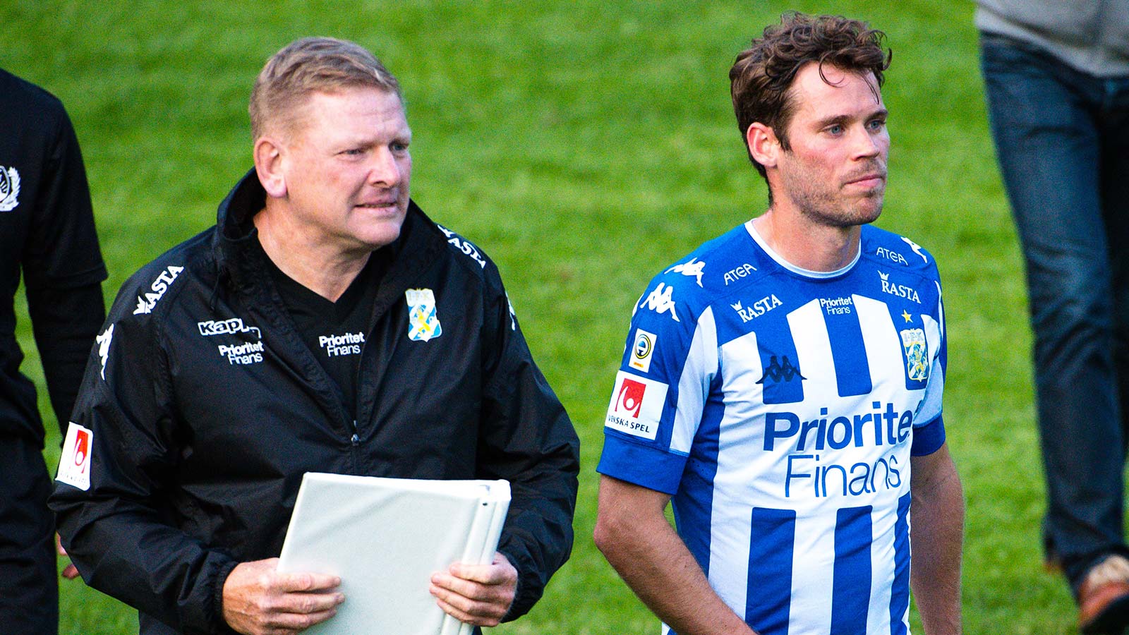 180611 IFK Göteborgs assisterande tränare Alf Westerberg och Emil Salomonsson efter en träningsmatch i fotboll mellan en dalakombination och IFK Göteborg den 11 juni 2018 i Nyhammar.