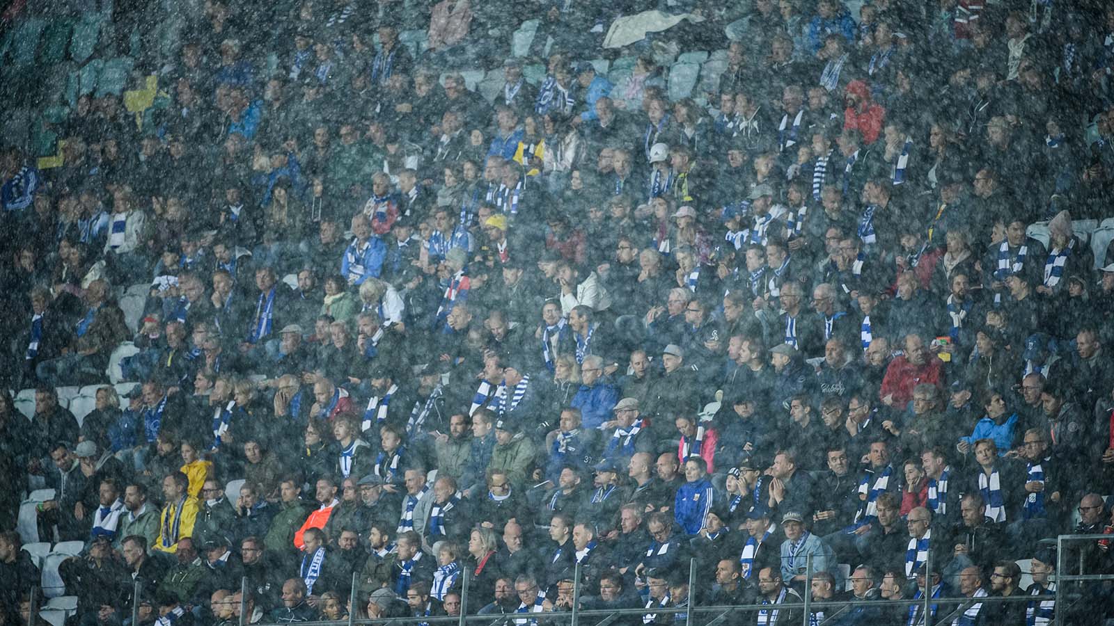 180916 Publik i regnet under fotbollsmatchen i Allsvenskan mellan IFK Göteborg och Elfsborg den 16 september 2018 i Göteborg. Foto: Jörgen Jarnberger / BILDBYRÅN / Kod JJ / Cop 112