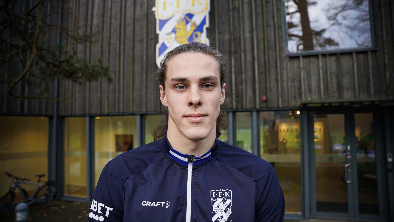 IFK Göteborg: Adam lyfts upp